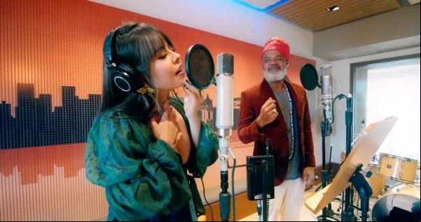 Carlinhos Brown cai na estrada em gravação em espanhol com a colombiana Juliana Velásquez(Imagem:Reprodução)