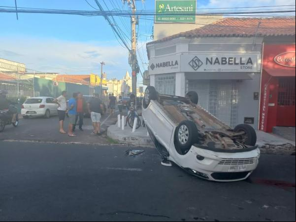 De acordo com a perícia, um dos motoristas invadiu a preferencial provocando o acidente. O condutor ferido foi atendido pelo Serviço de Atendimento Móvel de Urgência (Samu).(Imagem:Reprodução)