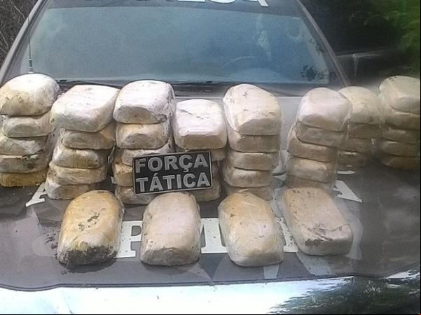 Foram 47 quilos de crack em um terreno.(Imagem:Divulgação/PM)