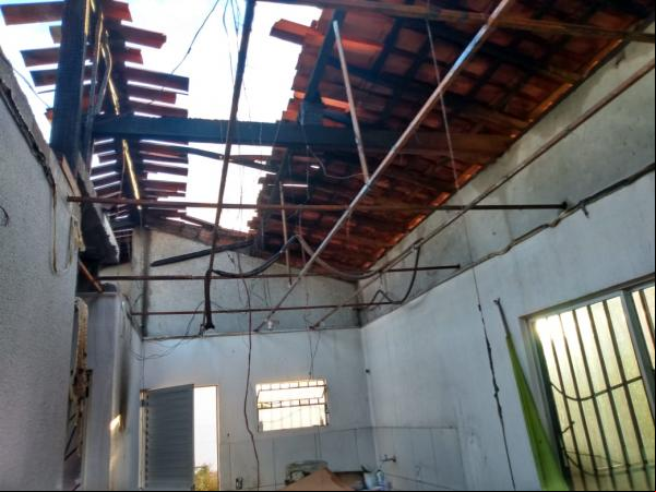 Casa ficou destruída após incêndio no Residencial Cajueiro, em Floriano.(Imagem:FlorianoNews)