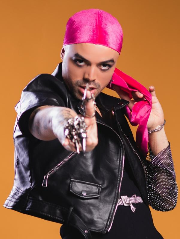 Cantora e dançarina paulista que se identifica como ?uma pessoa queer de gênero fluido?, Oxa lança single inédito, Não tenta, na próxima sexta-feira, 8 de abril. O single Não tent(Imagem:Reprodução)