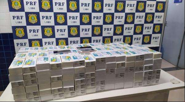 No interior dos veículos, os policiais encontraram caixas com aparelhos celulares de marcas diversas.(Imagem:Divulgação/PRF)