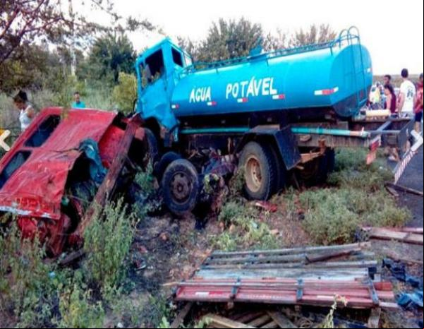 Duas pessoas morrem em acidente com carro-pipa em Patos do Piauí.(Imagem:florianonews.piauiconectado.com)