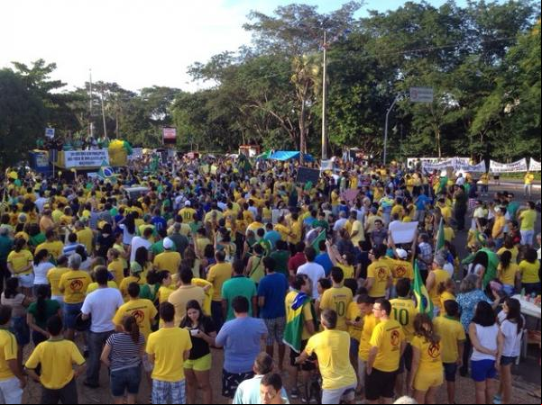 Manifestação contra a presidente juntou milhares de pessoas em Teresina.(Imagem:Ellyo Teixeira/G1)