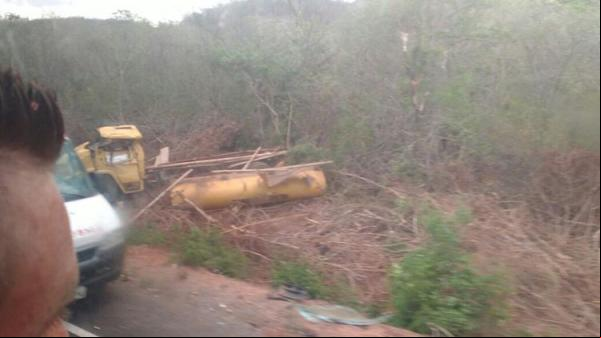 Carro-pipa tomba e motorista morre após ficar preso nas ferragens.(Imagem:Divulgação)