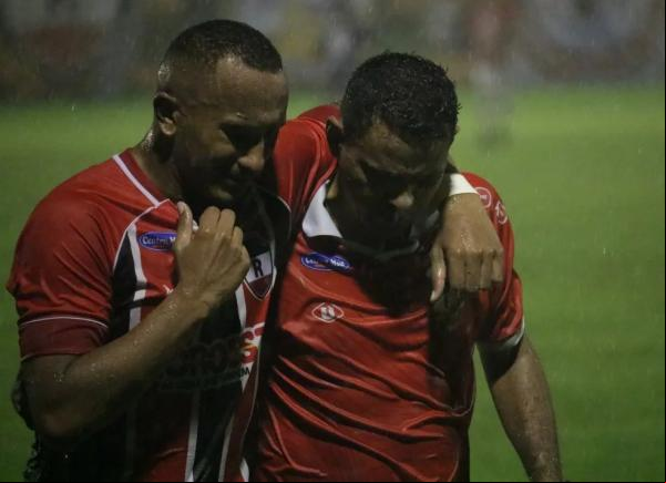 Júnior Mandacaru, atacante do River-PI, deixa o campo chorando.(Imagem:Pablo Cavalcante/ge)