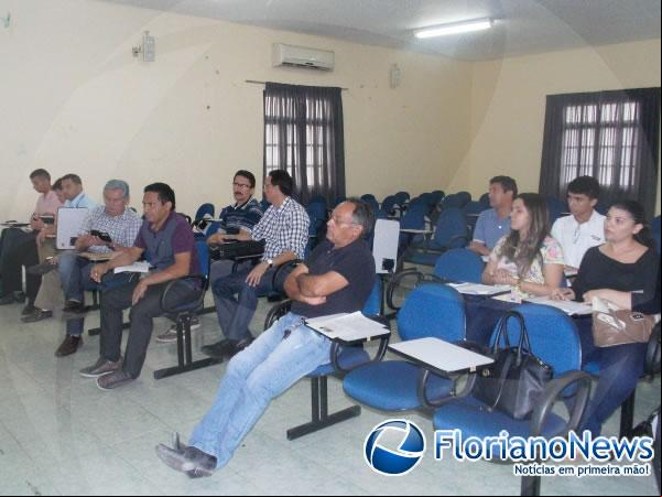 Representantes de sindicatos discutem Convenção Coletiva de Trabalho 2014/2015.(Imagem:FlorianoNews)