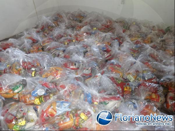 Prefeitura de Floriano distribui cestas básicas para famílias assistidas pelo CRAS.(Imagem:FlorianoNews)