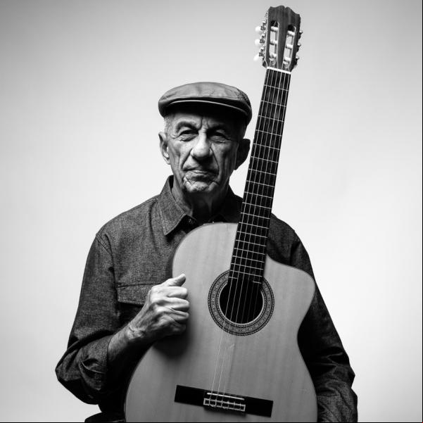 O sexto registro fonográfico de As rosas não falam por Fagner é conduzido pelo toque preciso do piano de Cristovão Bastos, músico fundamental na arquitetura de Serenata. Em que pes(Imagem:Reprodução)