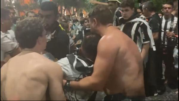 Torcedores ficam feridos durante festa do Galo(Imagem:Reprodução)