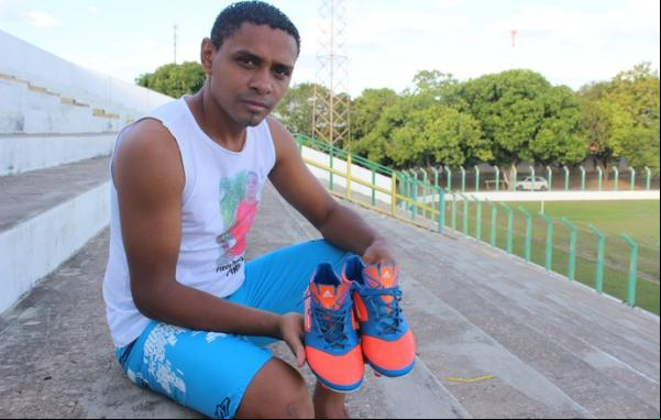 Júnior guarda chuteiras dadas pelo jogador antes de jogar partida: