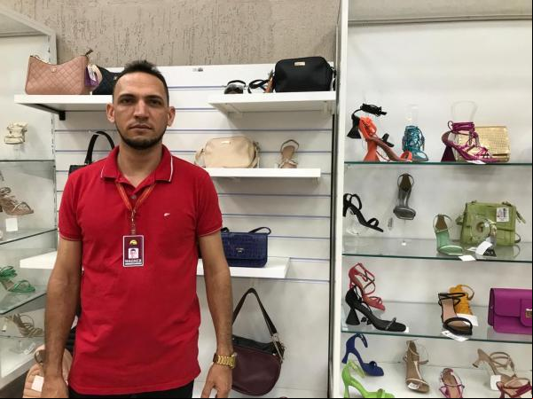 Wagner, colaborador do setor de calçados do Armazém Paraíba.(Imagem:FlorianoNews)