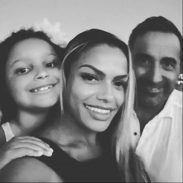 Quitéria Chagas, a filha, Elena, e o marido, sco Locati.(Imagem:Reprodução/Instagram)