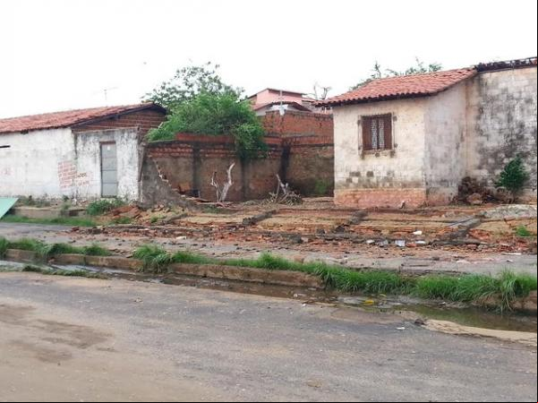 Muro de uma residência caiu no Residencial Porto Alegre, Zona Sul de Teresina.(Imagem:Patrícia Andrade/G1)