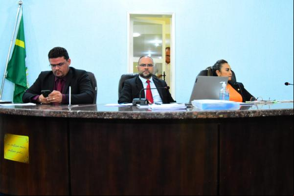 Vereadores de Floriano usam tribuna para parabenizar candidatos eleitos.(Imagem:CMF)