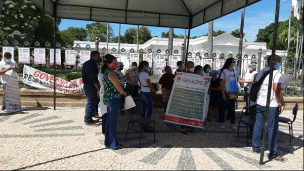 Representantes de categorias de profissionais da saúde se reuniram diante do Palácio de Karnak, no Centro de Teresina.(Imagem:Divulgação/ Senatepi)
