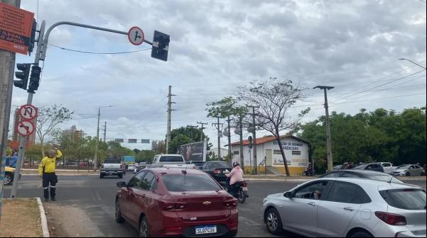 Semáforo sem funcionar no cruzamento das avenidas dos Ipês e Padre Humberto Pietrogrande, em Teresina.(Imagem:Viviana Cruz/TV Clube)