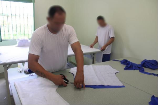 Eles participam da Oficina de Corte e Costura, que é uma das ferramentas de ressocialização das pessoas privadas de liberdade.(Imagem:Divulgação)