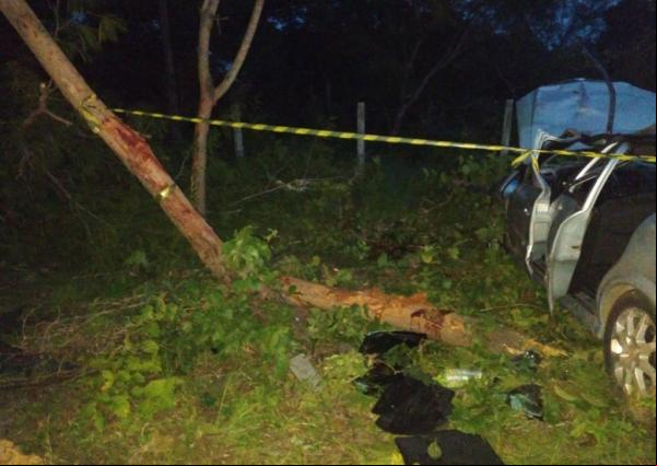 Homem morre e dois ficam feridos após colisão de carro com árvore na BR 343 em Floriano, sul do Piauí.(Imagem: ASCOM PRF-PI )