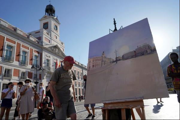 Antonio López se prepara para pintar na Puerta de Sol, famosa praça de Madri, no dia 05 de agosto(Imagem:Reprodução)