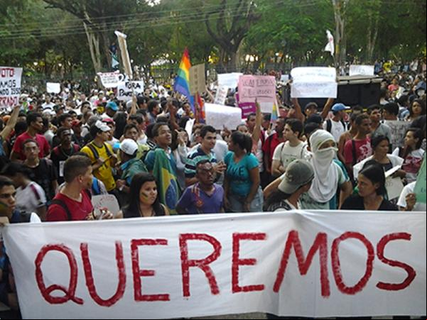 Durante protesto manifestantes encapuzados depredaram ônibus em Teresina.(Imagem:florianonews.piauiconectado.com)