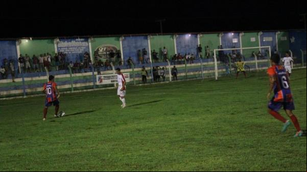 Barras sai na frente, mas não consegue segurar o 4 de Julho, no Estádio Juca Fortes, pela 14ª rodada do Campeonato Piauiense 2013.(Imagem:Wenner Tito)