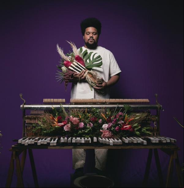 Após meses de trabalho e de gravação no Estúdio Carranca, no Recife (PE), o pianista e compositor pernambucano Amaro Freitas concluiu a trilha sonora de Fim de semana no paraíso se(Imagem:Reprodução)