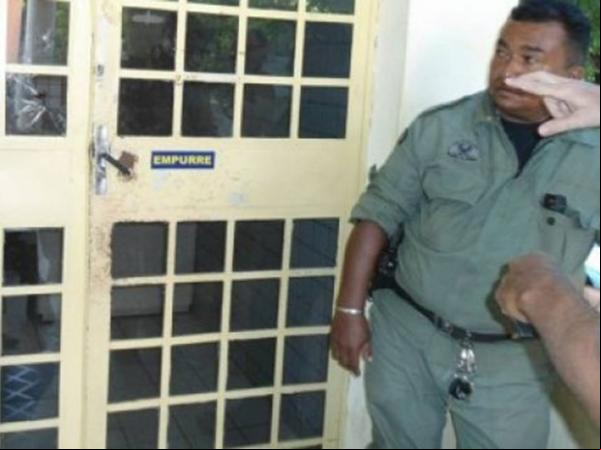 Bandidos arrombaram Correios de Amarante do Piauí.(Imagem:Somosnoticiflorianonews.piauiconectado.com)