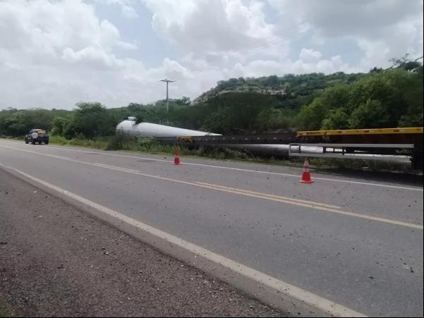 Condutor fica ferido após hélice de torre eólica tombar na BR-407, no Sul do Piauí.(Imagem:Divulgação/PRF )