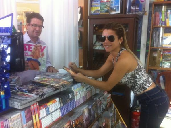 Miss Bumbum empina o bumbum para vender revista.(Imagem:Cacau Oliver/Divulgação)