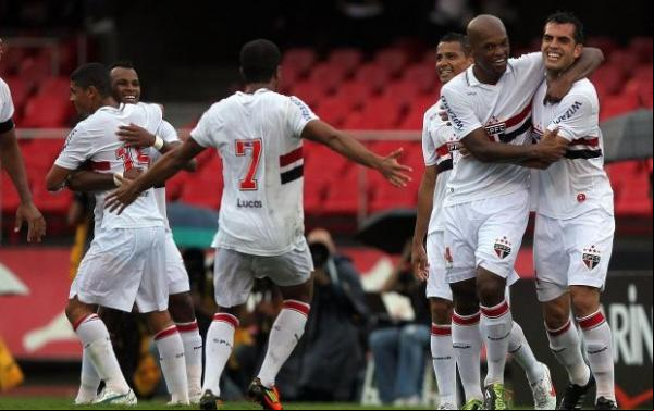 Jogadores comemoram o gol de Rhodolfo, o primeiro da goleada deste domingo.(Imagem:Gaspar Nóbrega/VIPCOMM)
