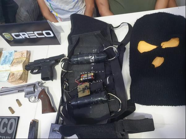 Colete com explosivos falsos utilizado durante sequestro em Teresina, no Piauí.(Imagem:Polícia Civil)
