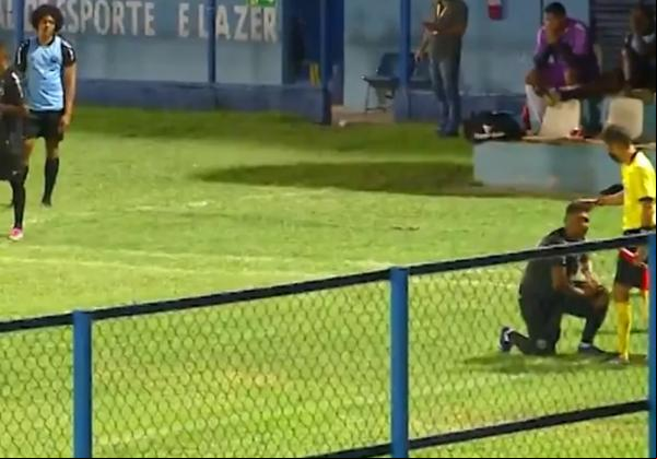Assistente consola atacante após gol anulado.(Imagem:Gustavo Cavalcante/Rede Clube )