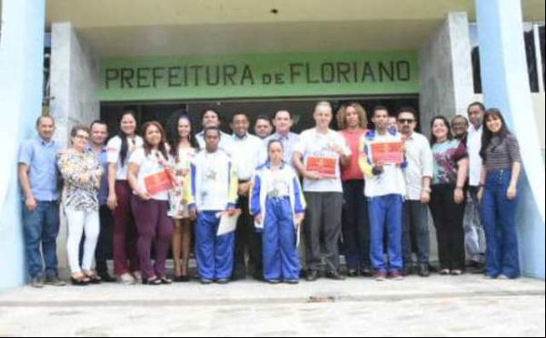 Líder do Executivo entrega certificado a atletas destaque nas Olimpíadas Especiais das APAEs.(Imagem:SECOM)