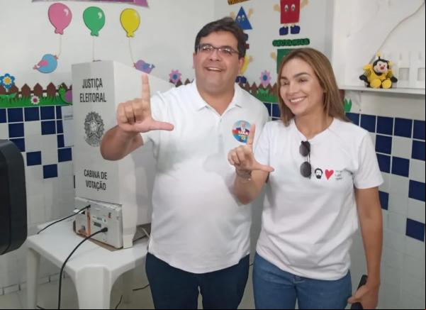 Governador eleito Rafael Fonteles (PT) vota ao lado da esposa Isabel Fonteles na Zona Leste de Teresina.(Imagem:Lívia Ferreira/g1 PI)