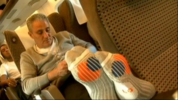 Tite preferiu fazer viagem de trem bala e relaxou a caminho de Yokohama.(Imagem:Reprodução SporTV)
