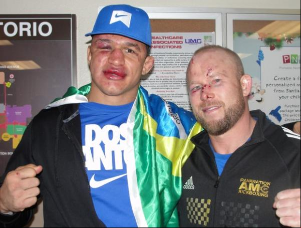 Cigano e Boetsch na saída do hospital em Las Vegas, após o UFC 155.(Imagem:Marcelo Russio / SporTV.com)