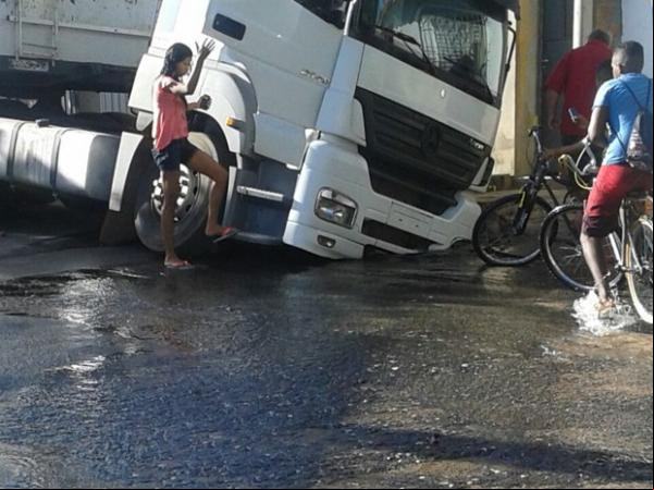Caminhão ficou preso após asfalto ceder no bairro Saci.(Imagem:Ronaldo Veras)