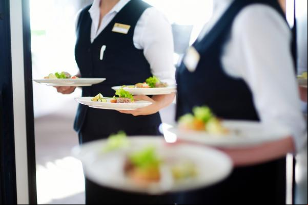 Trabalhadores de bares, restaurantes e organizadores de eventos estão entre os beneficiados com o auxílio.(Imagem:Divulgação)