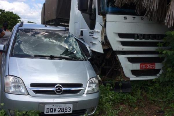 Carreta e veículo de eio se chocam na BR-230.(Imagem:FlorianoNews)