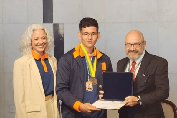 Pedro Lucas Martins Saboia Silva iniciou sua rotina legislativa ao tomar posse do mandato ao lado dos outros 26 Jovens Senadores.(Imagem:Divulgação)