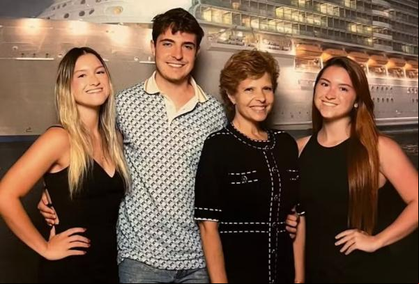 Rose Miriam Di Matteo e os três filhos.(Imagem: Reprodução/Instagram)