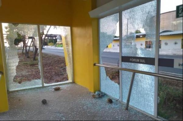 Vândalos depredam estação de ageiros em Teresina.(Imagem:PMT)