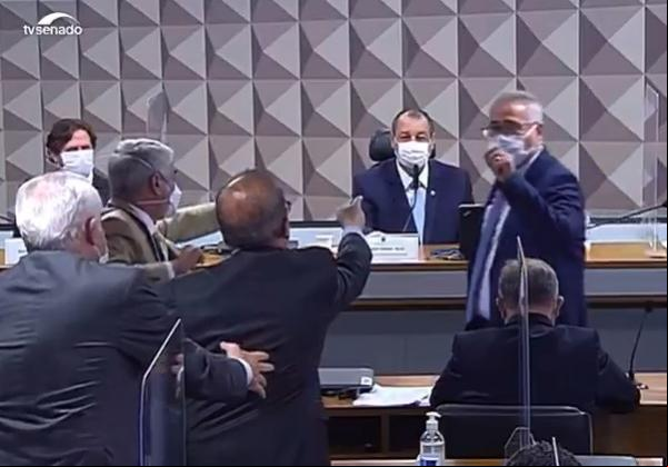 Senadores Renan e Jorginho batem boca na I(Imagem:Reprodução)