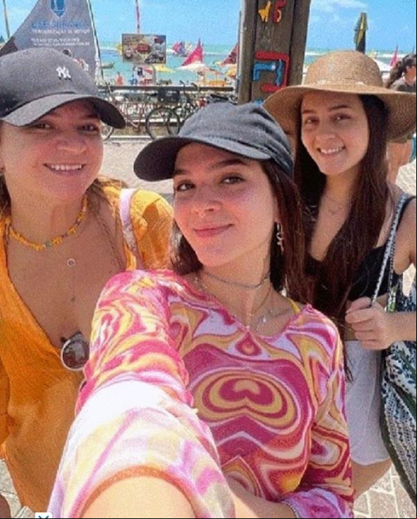 Mel Maia com a mãe Débora e a irmã Yasmin(Imagem:Reprodução)