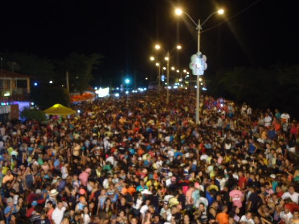 Arrastão leva milhares de pessoas à Avenida Beira-rio, em Floriano.(Imagem:FlorianoNews)