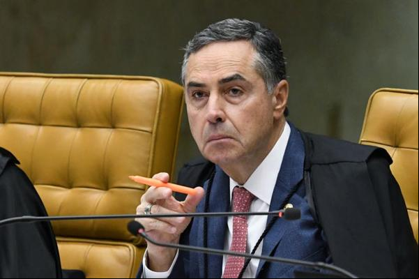 O ministro Luís Roberto Barroso, do STF (Supremo Tribunal Federal), deu 48 horas para o governo federal explicar por que não é exigido comprovante de vacinação para pessoas que des(Imagem:Reprodução)