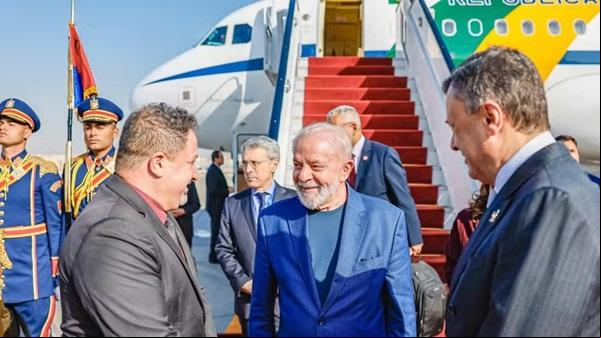 Ahmed Issa (à direita), Ministro do Turismo, recebe Lula no Cairo(Imagem:Foto: PR)