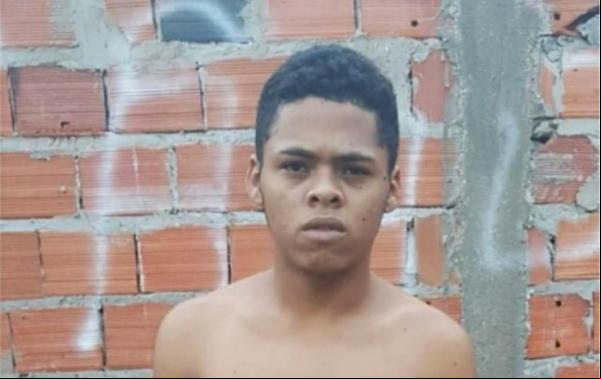 O Departamento de Homicídios e Proteção à Pessoa (DHPP) divulgou a foto de Hiago Samuel dos Santos, suspeito de matar Ailton Dantas Saraiva, de 71 anos, comerciante morto ao reagir(Imagem:Reprodução)