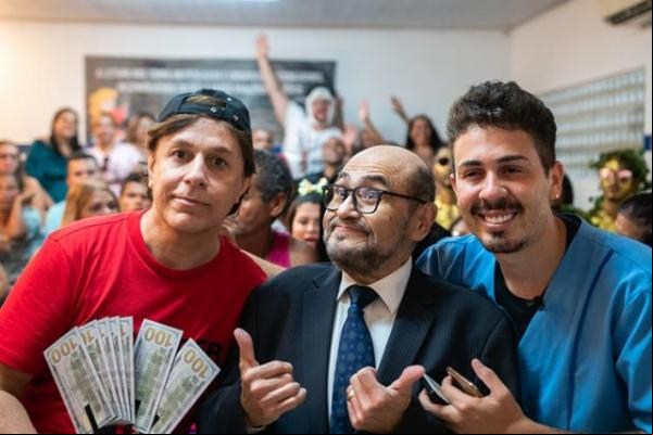 Carlinhos Maia recebe intérprete do Seu Barriga em sua vila.(Imagem:Divulgação)